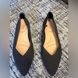 Old Navy Black Pointed Knit Slip-On Flats run small size 8 (fit 7.5)